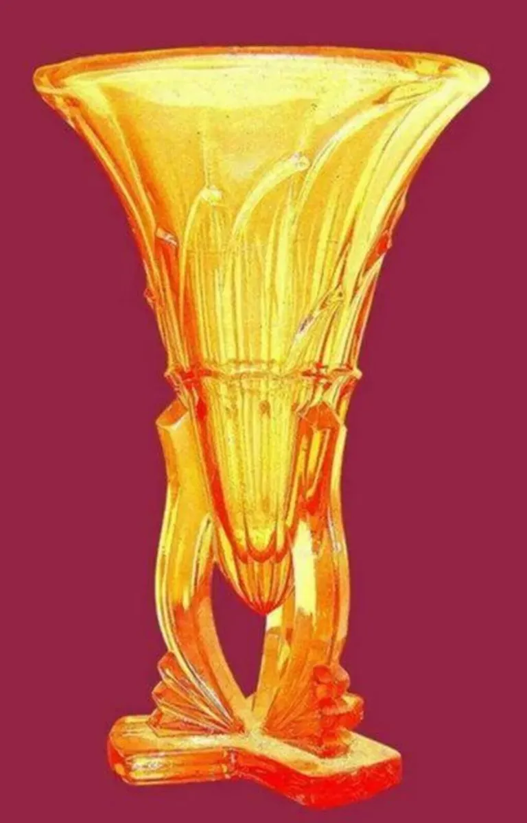 Pristine 1930s Art Deco Pink Glass Rocket Vase - Image 1
