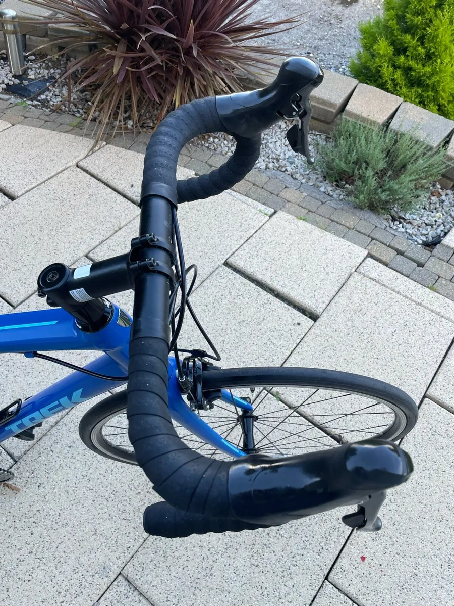 Trek Domane AL2 road bike - Image 2