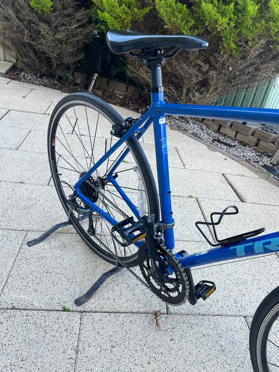 Trek Domane AL2 road bike - Image 3