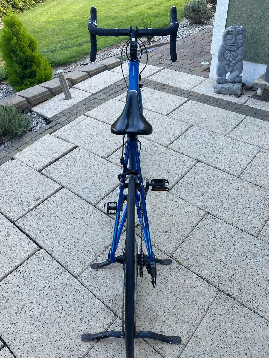 Trek Domane AL2 road bike - Image 4