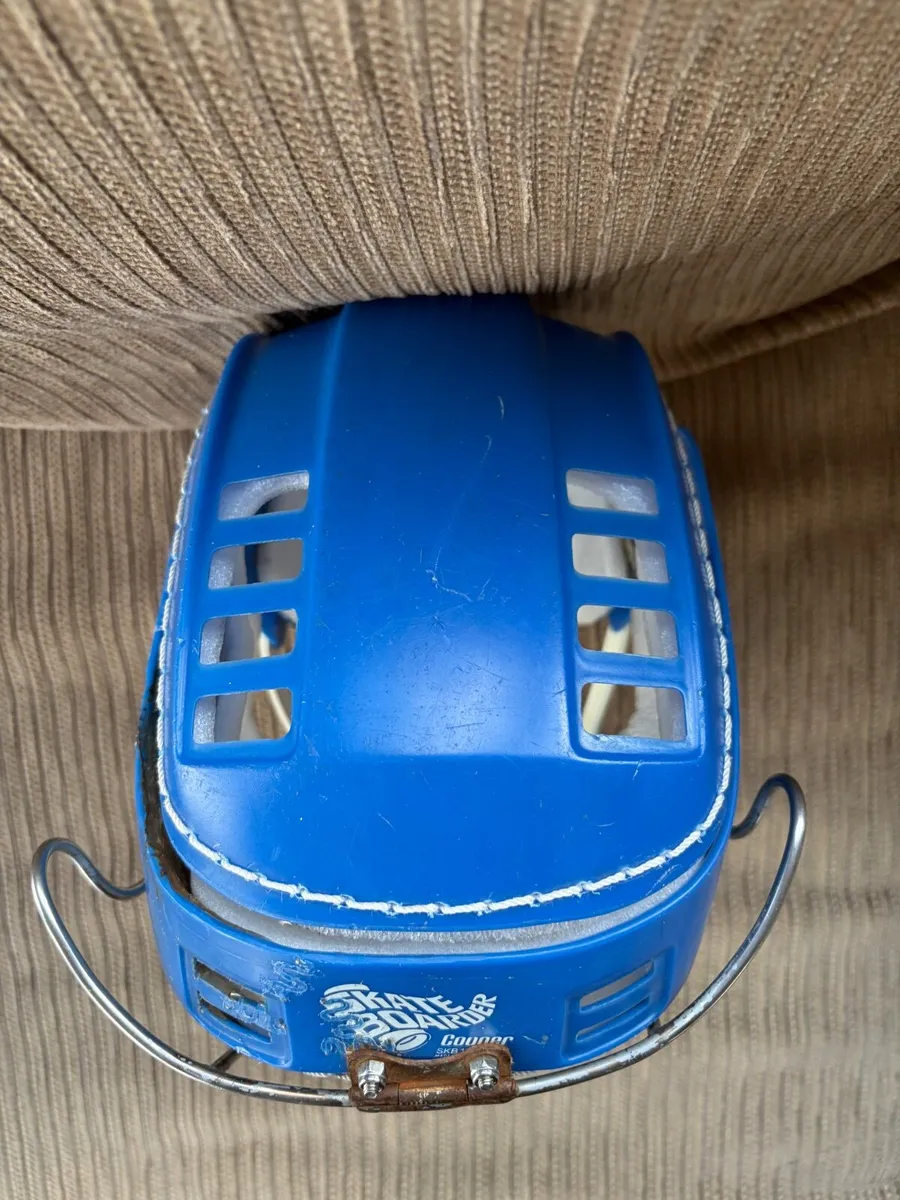 Hurling helmet - Image 1