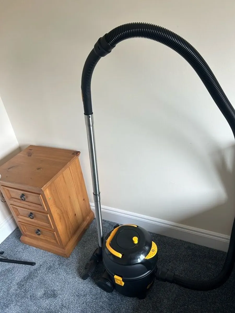 Industry quality Vac Master Hoover. - Image 1