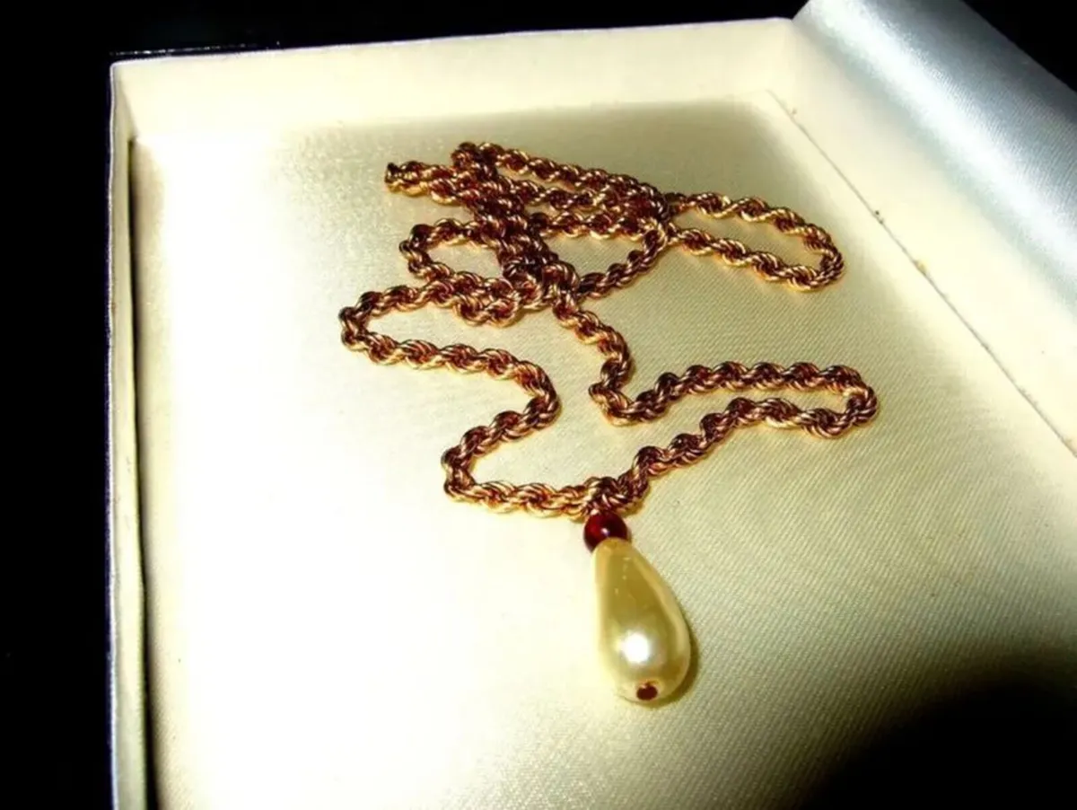 Vintage Hallmarked 'Rope' Chain & Teardrop Pendant - Image 2