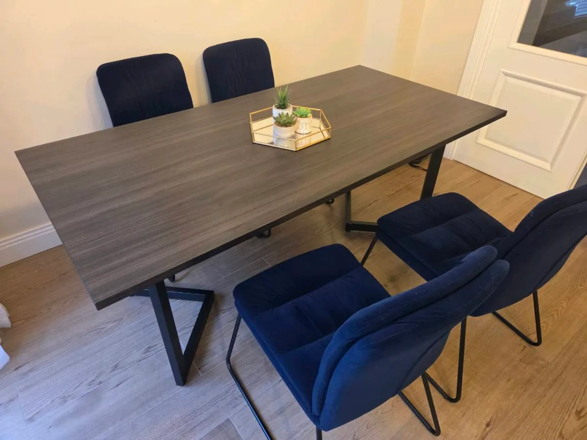 Dining table and chairs - Image 1
