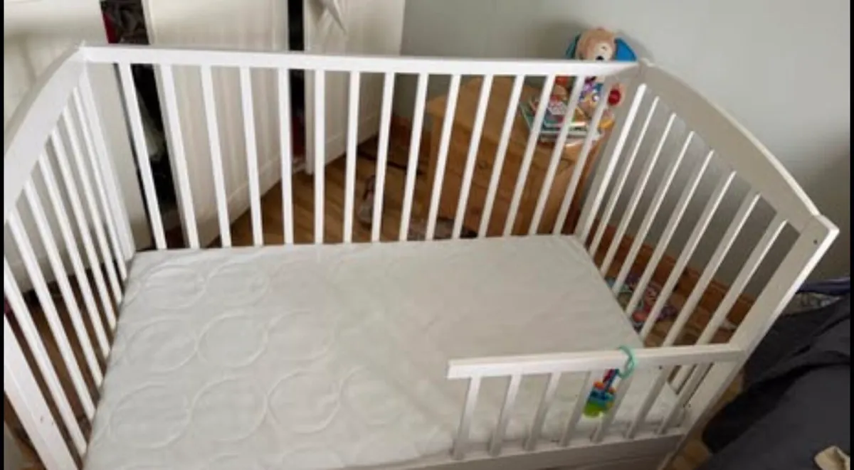 Cot 2 in 1 Transform to toddler bed - Image 1