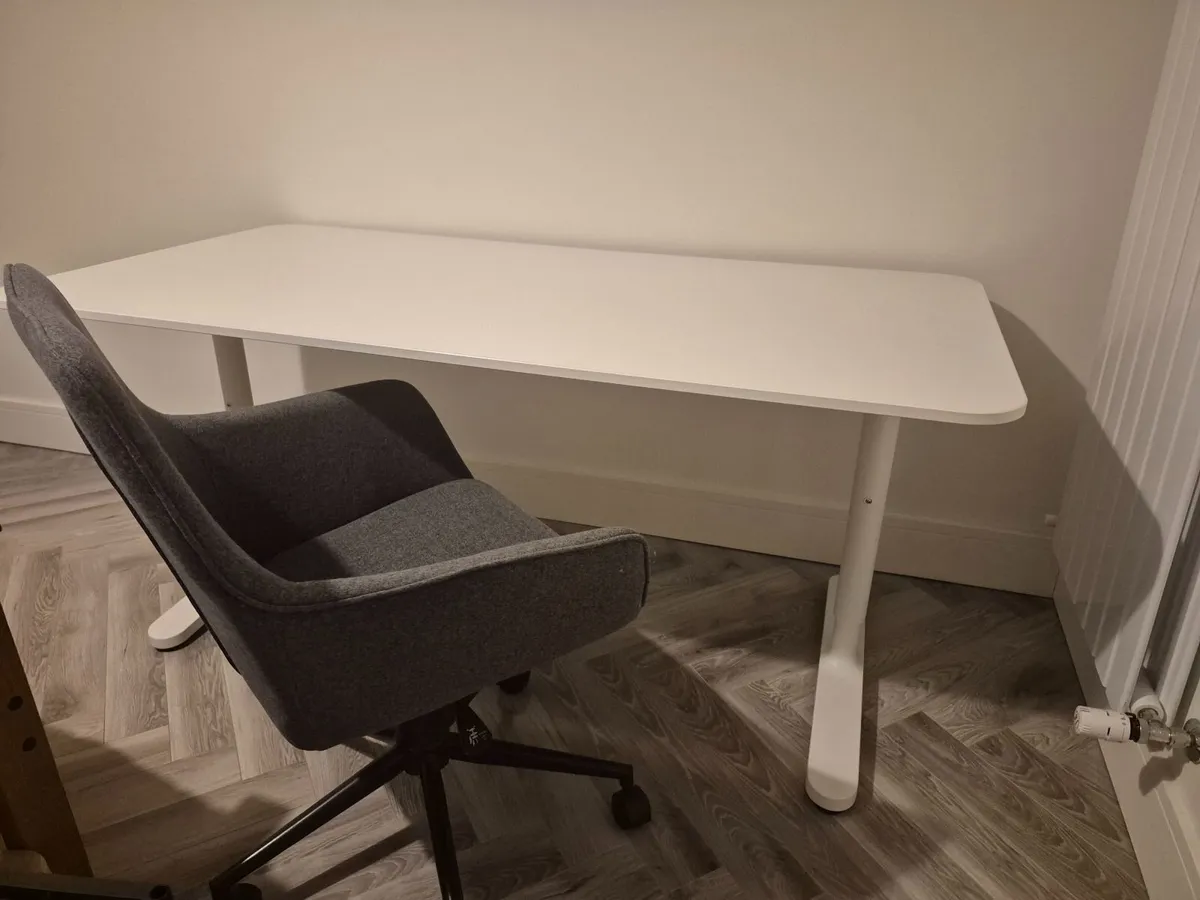 Office table and chair - Image 2