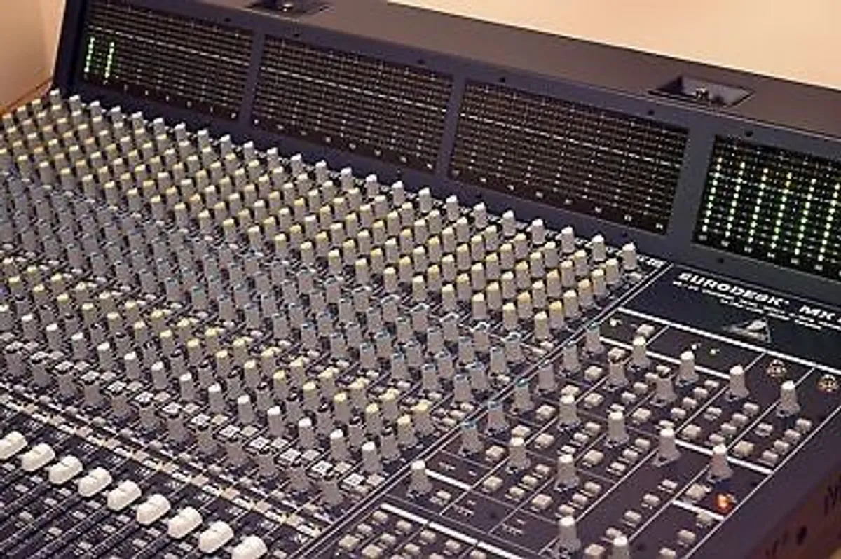 Mixing desk - Image 2