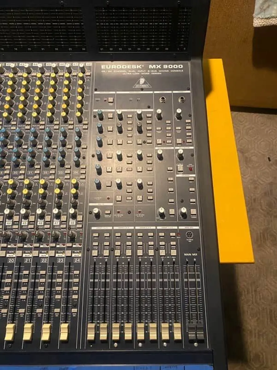Mixing desk - Image 4
