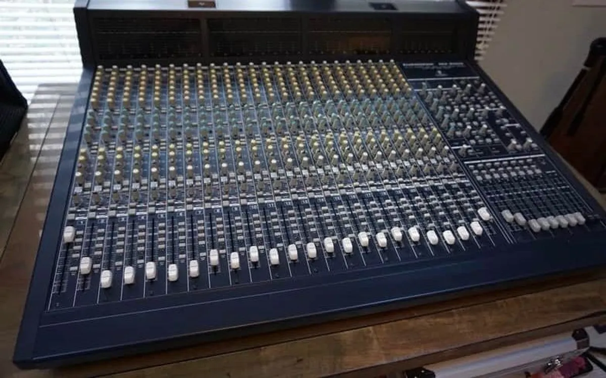 Mixing desk - Image 1