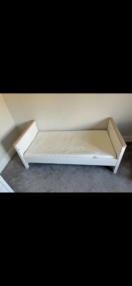 Mamas & Papas Cot Bed & Changing Table for Sale - Image 4