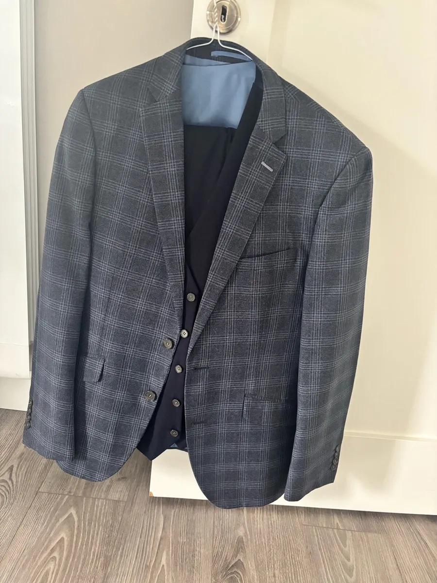 Mens Daniel Grahame 3 piece Suit - Image 1