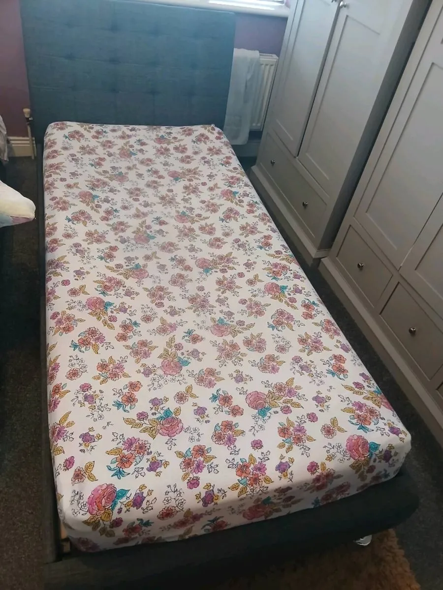 Single bed - Image 1