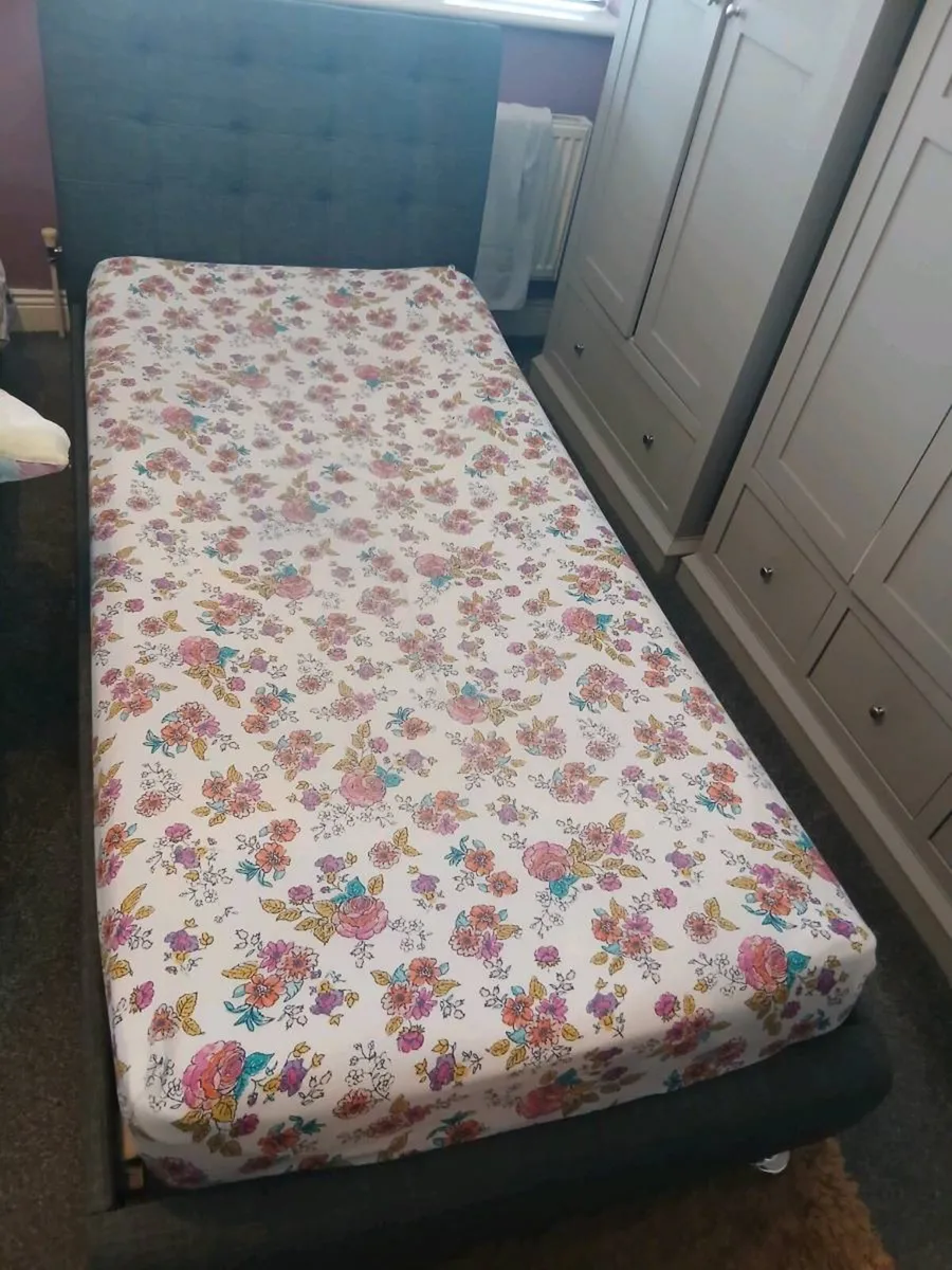 Single bed - Image 2