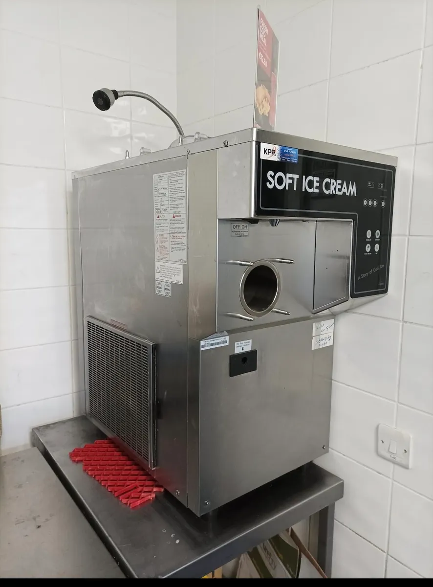Sink and ice cream machine - Image 1