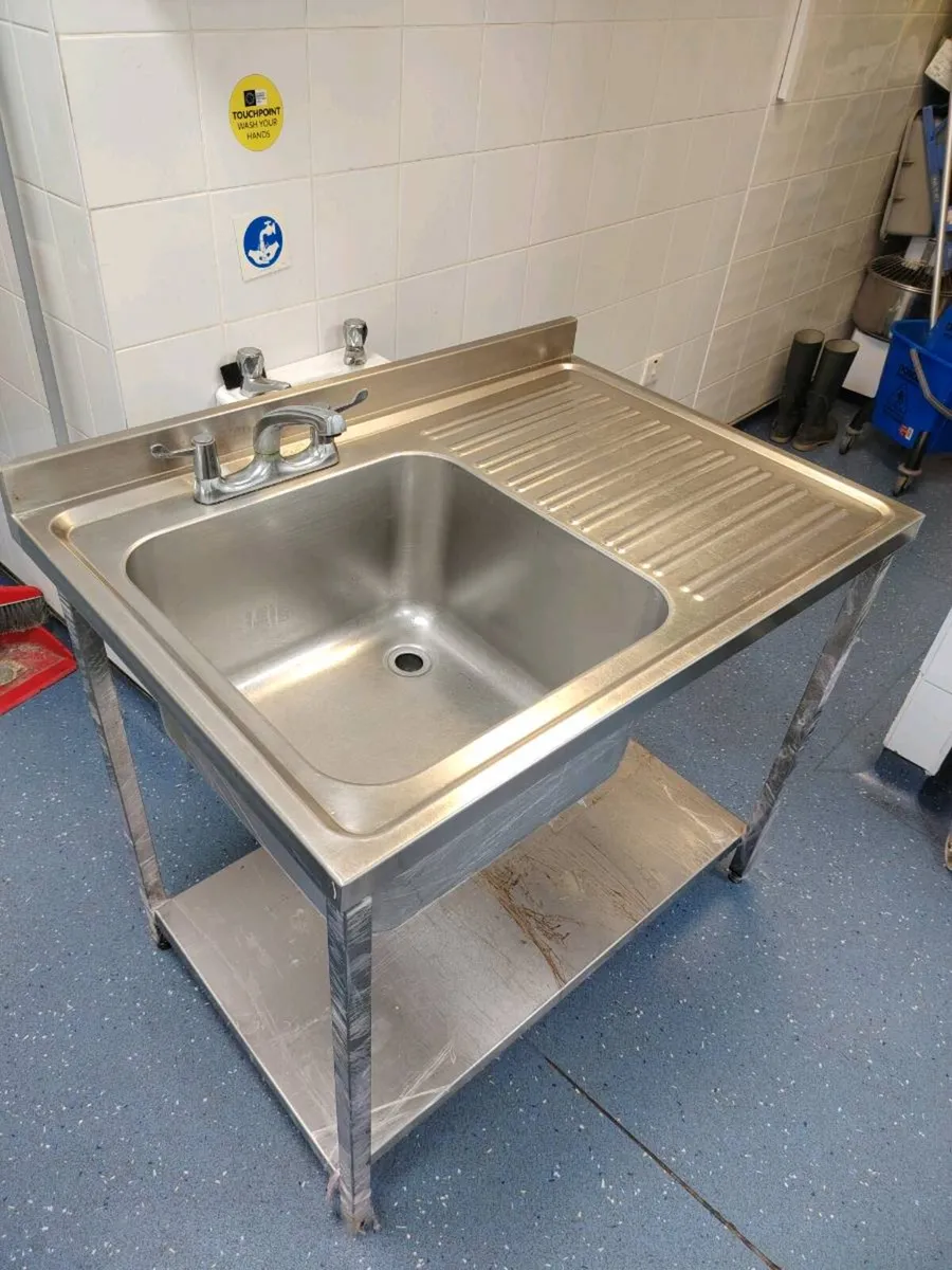 Sink and ice cream machine - Image 2