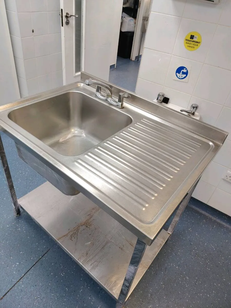 Sink and ice cream machine - Image 3
