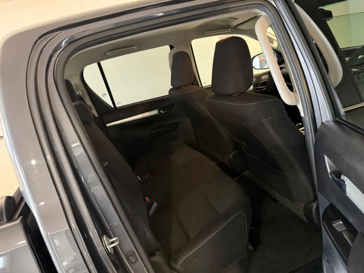 Toyota Hilux ICON D-4D 4WD DCB AUTO - Image 4