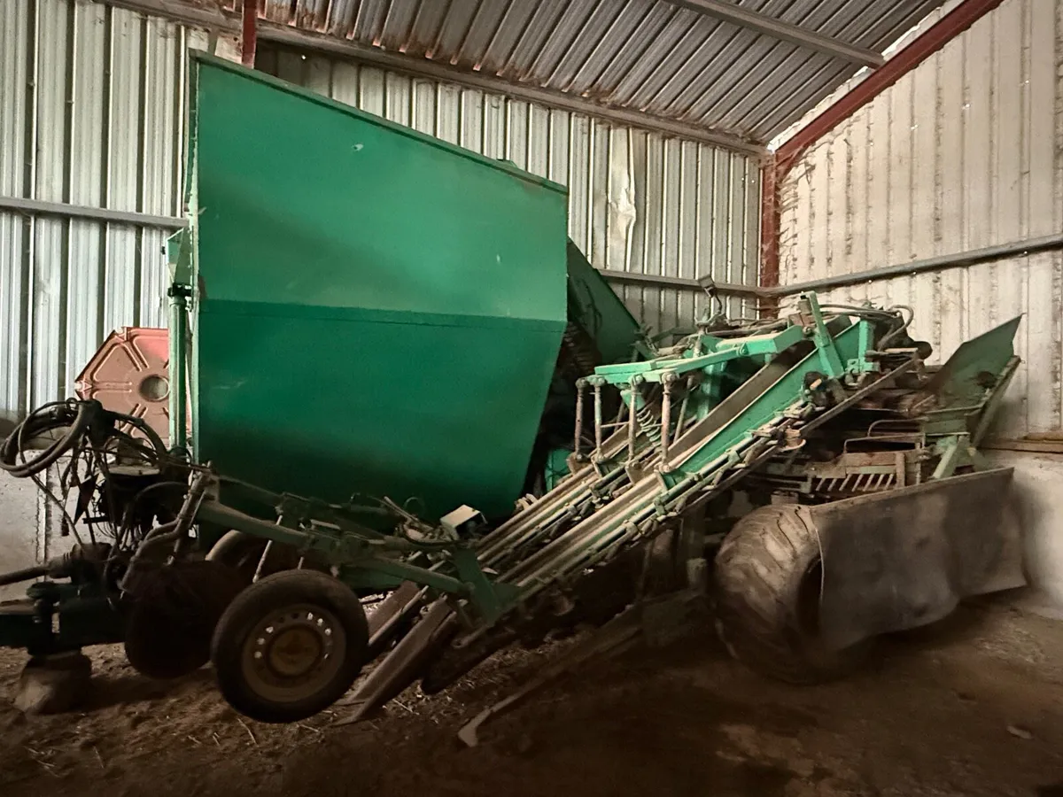 Beet Harvester Armer Salmon TR2000 - Image 1