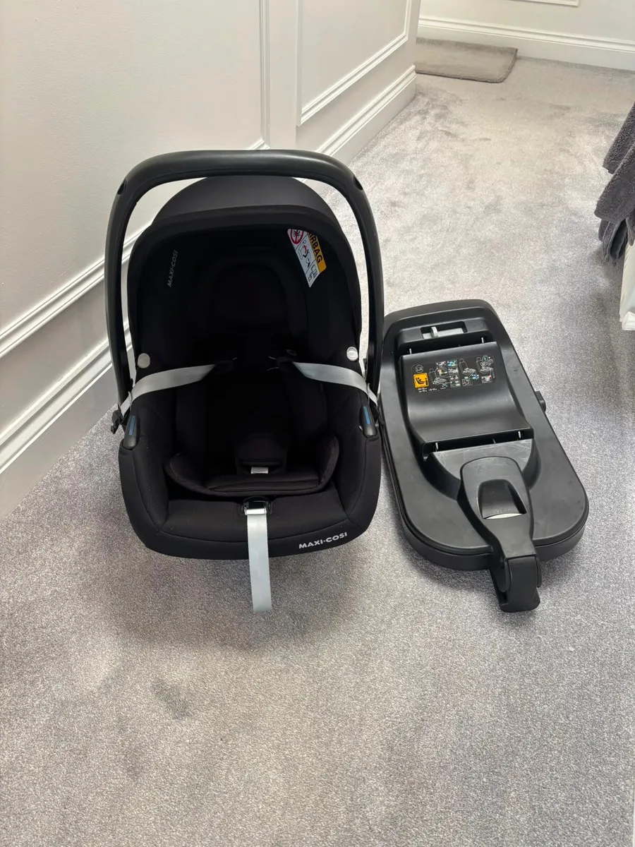Maxi Cosi Cabriofix with x 2 isofix base - Image 1