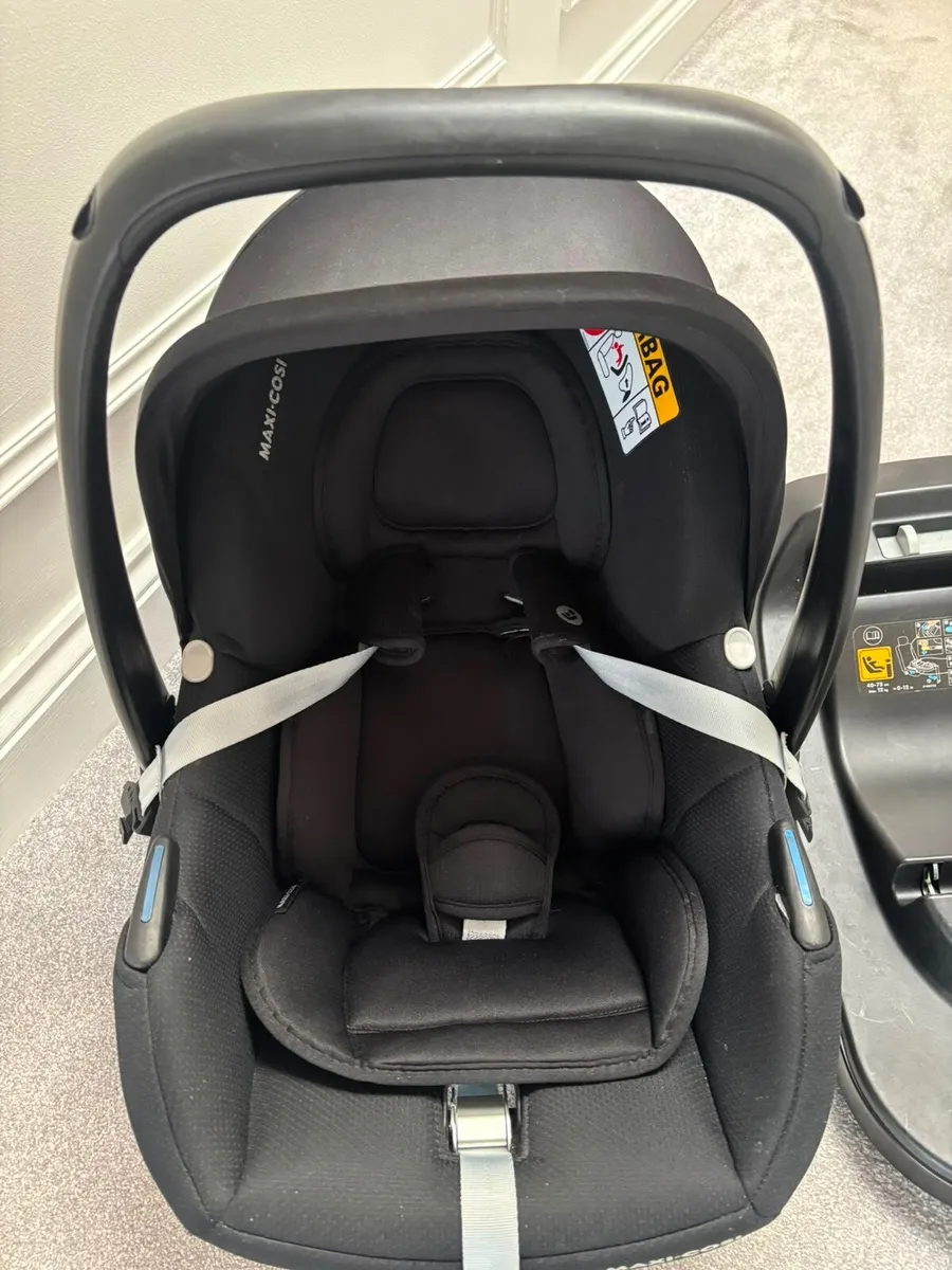 Maxi Cosi Cabriofix with x 2 isofix base - Image 2