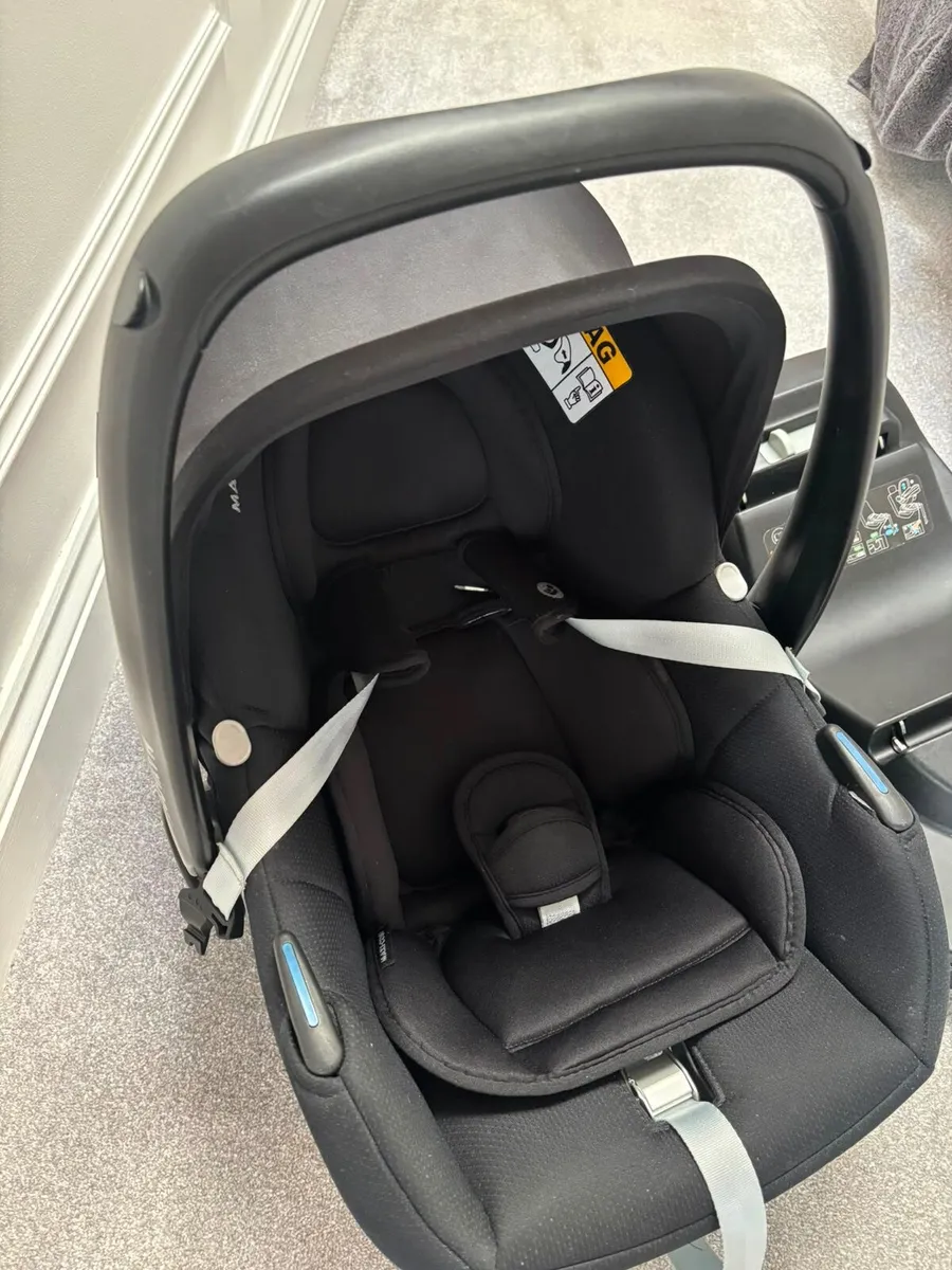 Maxi Cosi Cabriofix with x 2 isofix base - Image 3