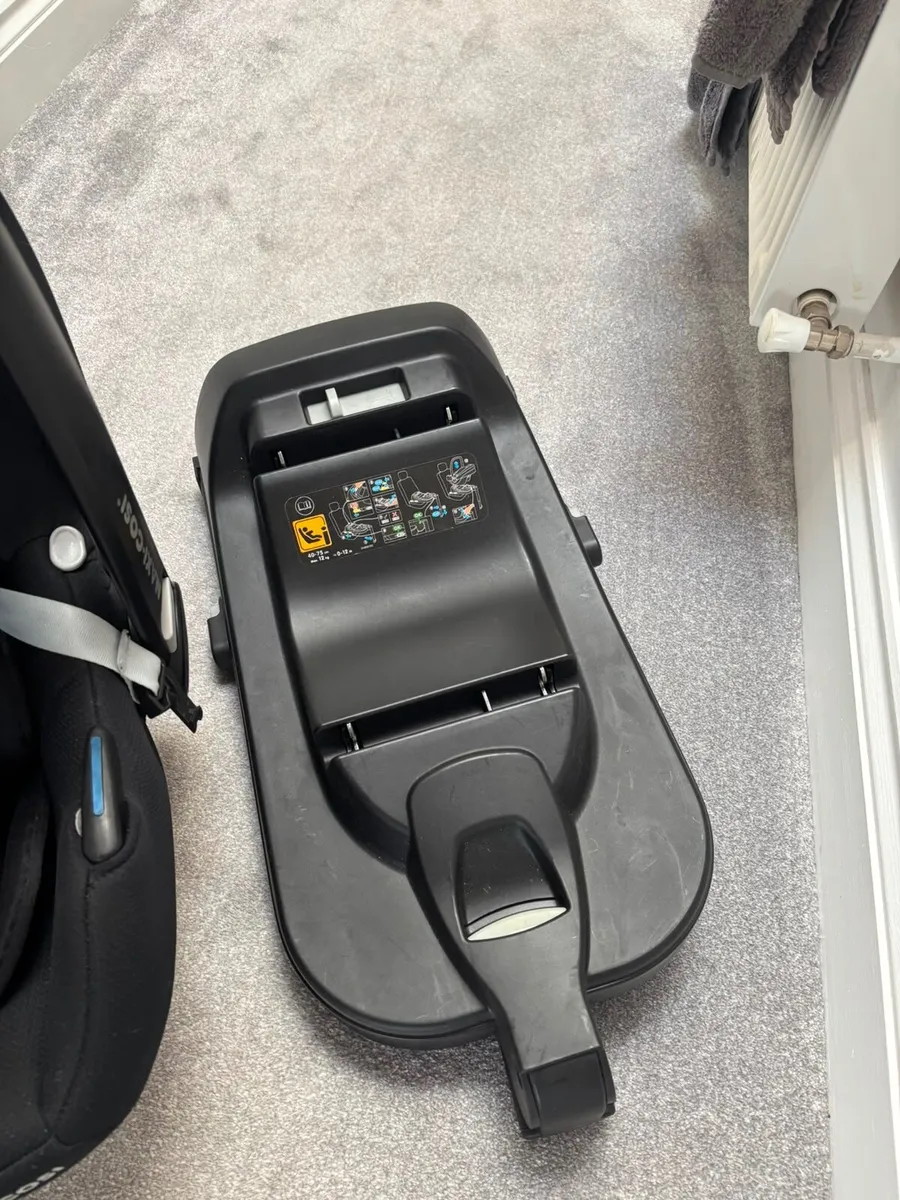 Maxi Cosi Cabriofix with x 2 isofix base - Image 4