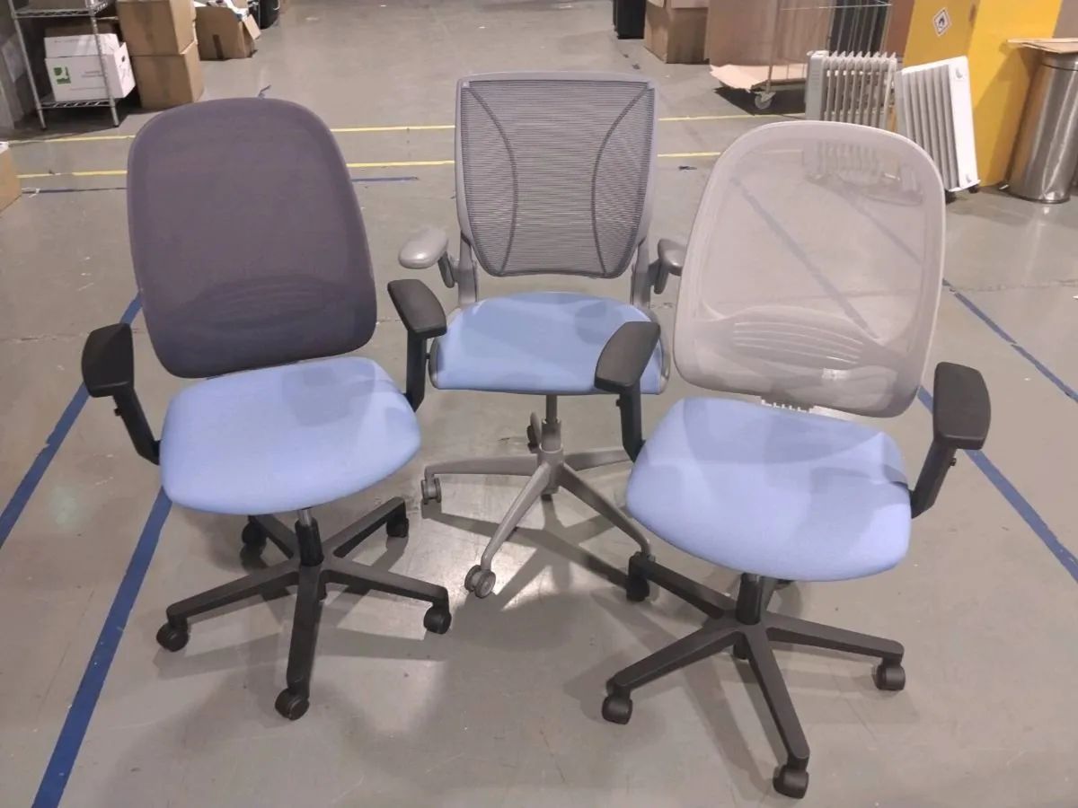 Office desks/chairs - Image 4