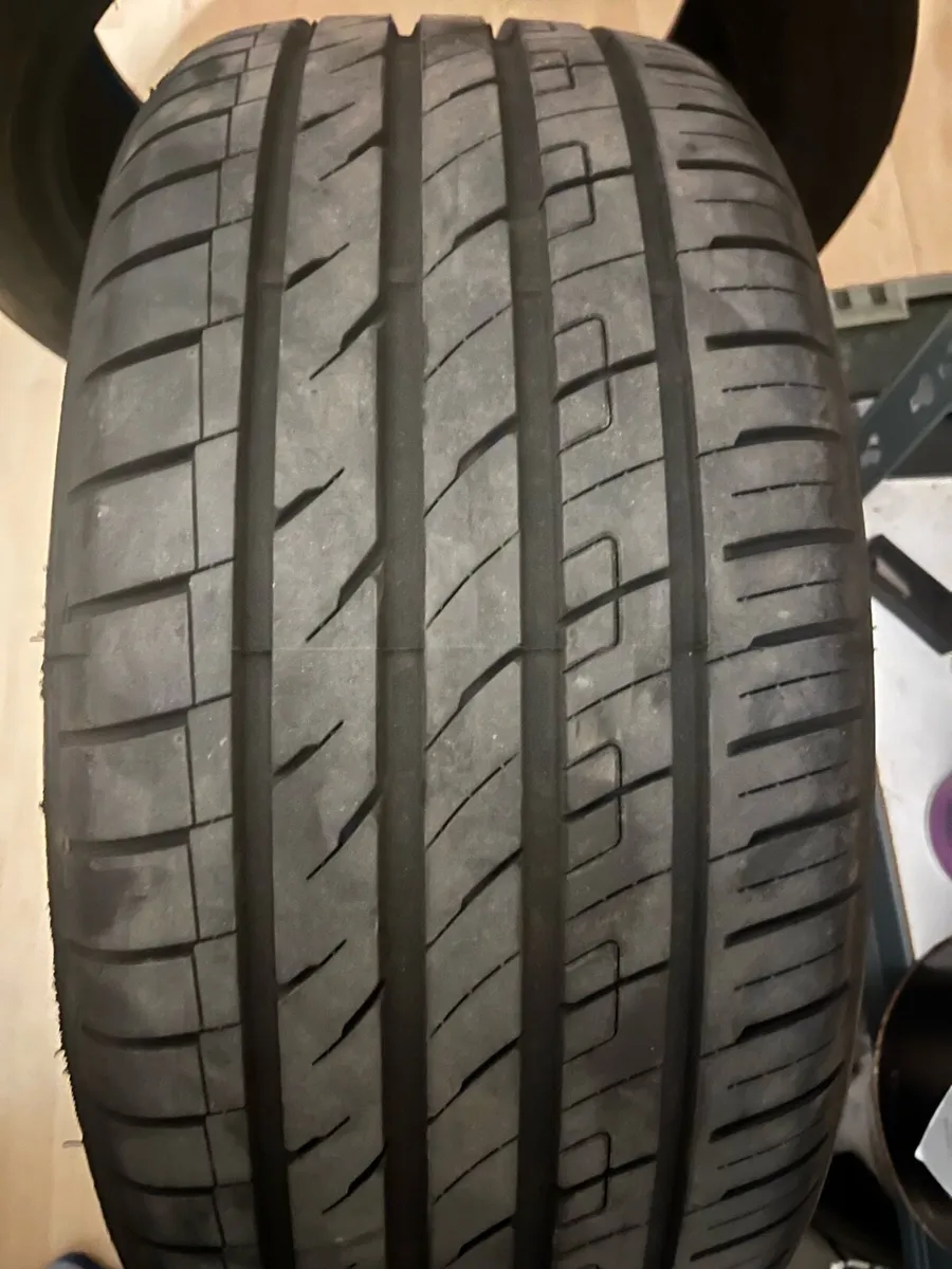 225 50 ZR 17 Tyres x2 Directional as new - Image 4