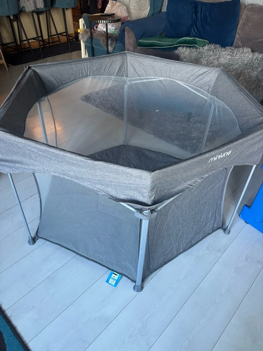 Hexagonal foldable play pen - Image 1