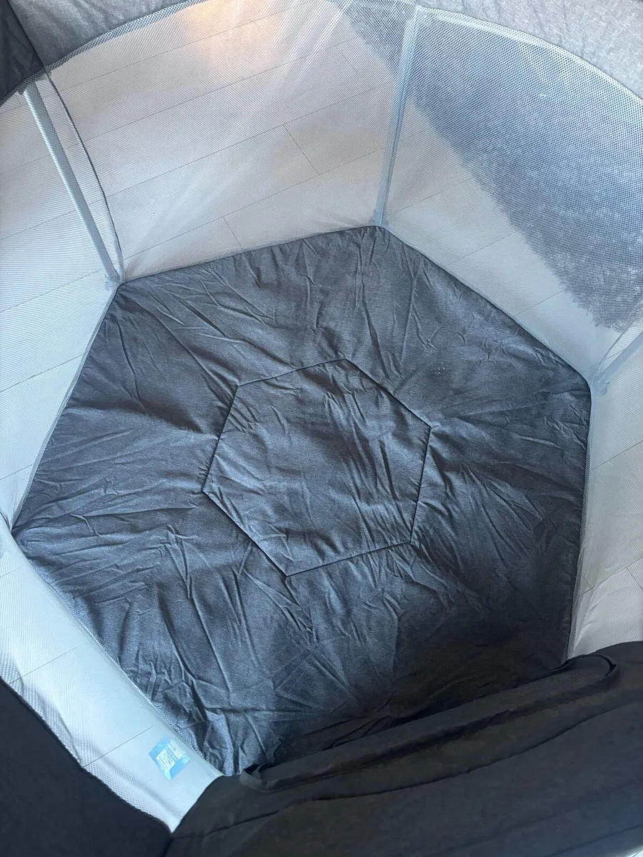 Hexagonal foldable play pen - Image 2