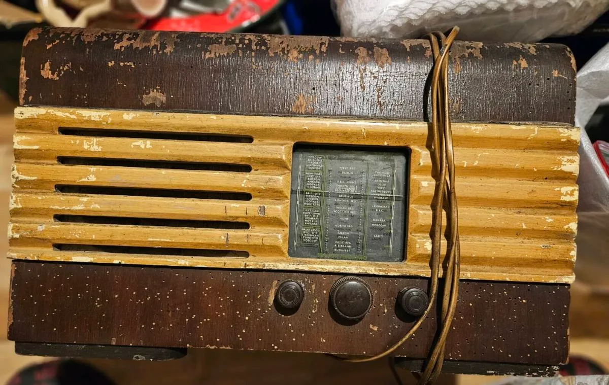 Vintage Major Maestro Radio for restoration - Image 1