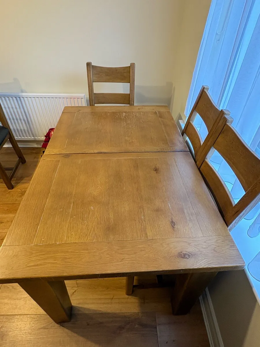 Table and chairs - Image 1