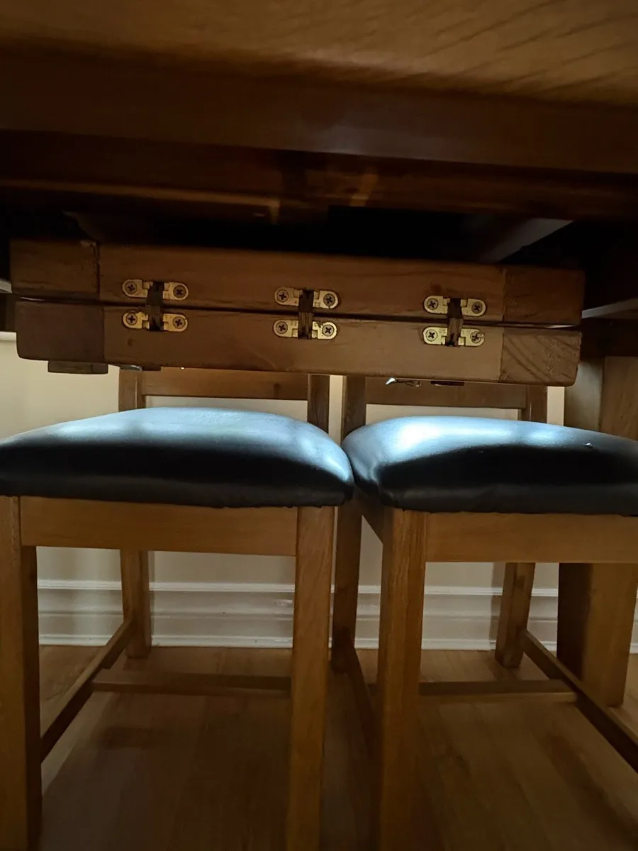 Table and chairs - Image 2