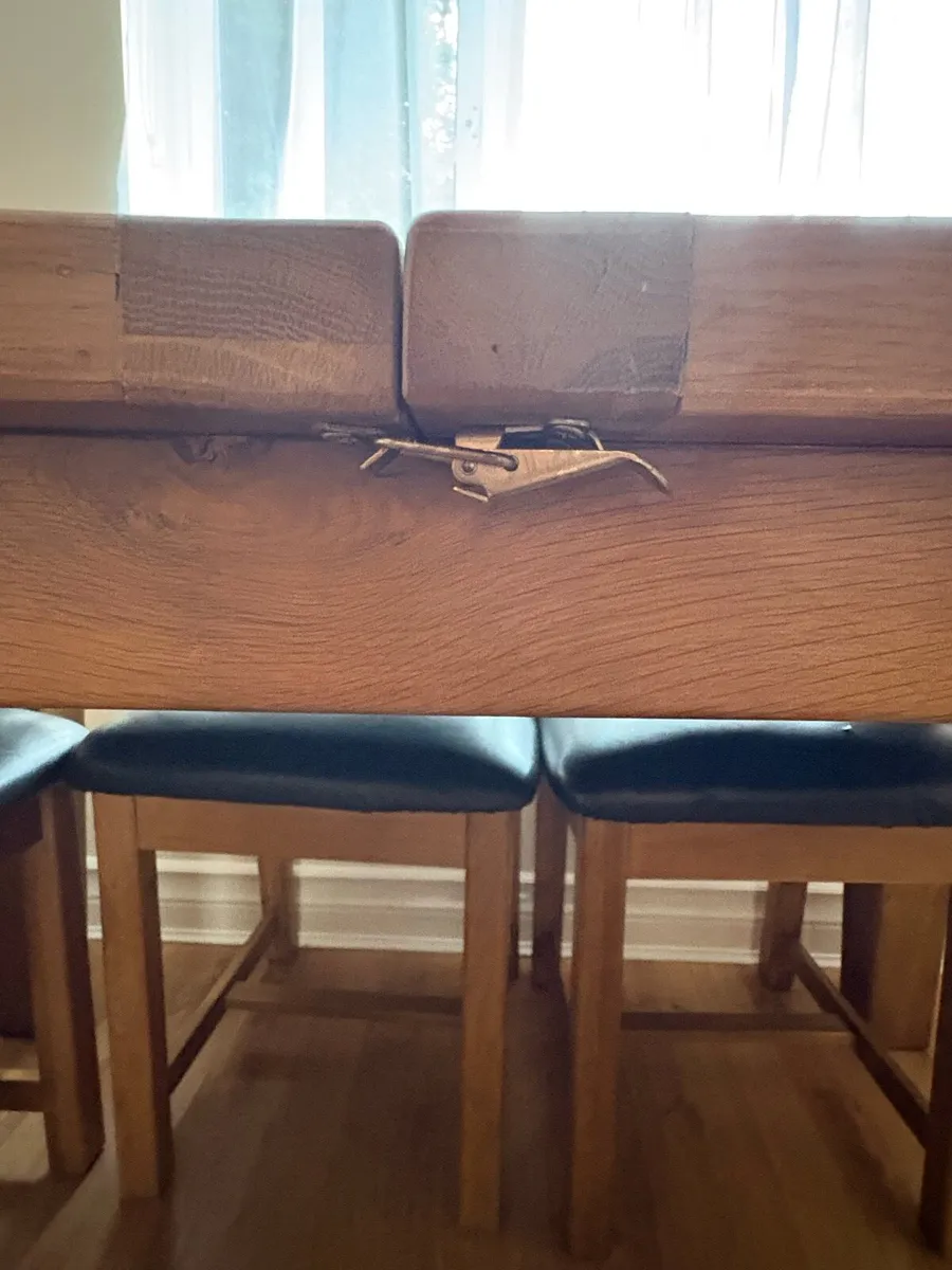 Table and chairs - Image 3