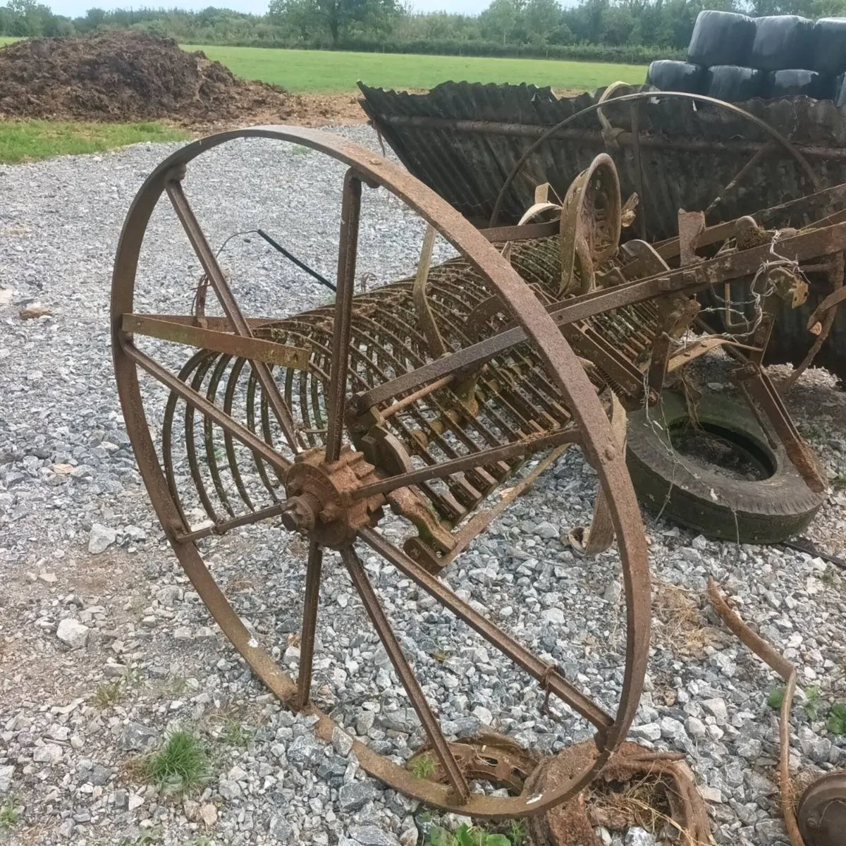 Vintage horse drawn rake. - Image 2
