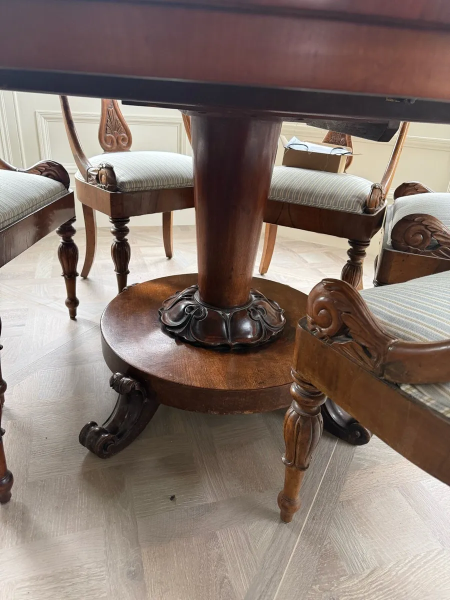William IV style flame mahogany table & chairs - Image 3