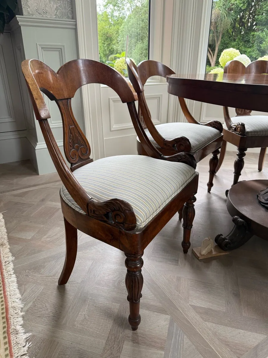 William IV style flame mahogany table & chairs - Image 4