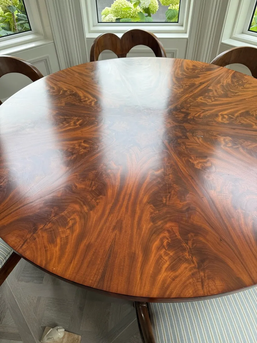 William IV style flame mahogany table & chairs - Image 2