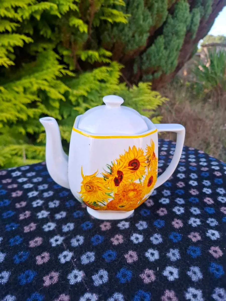 Sunflower porcelain tea pot - Image 1