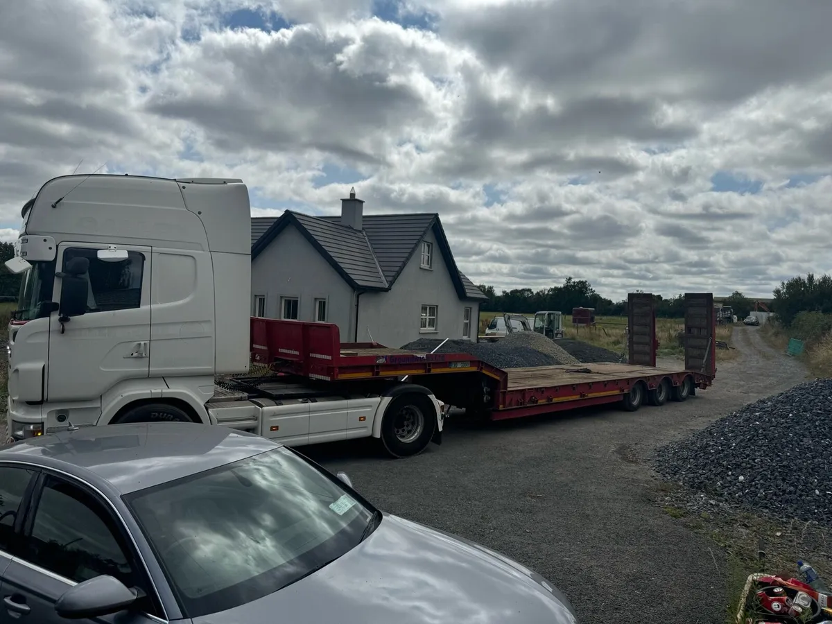 Tipper trucks and crane trucks - Image 2