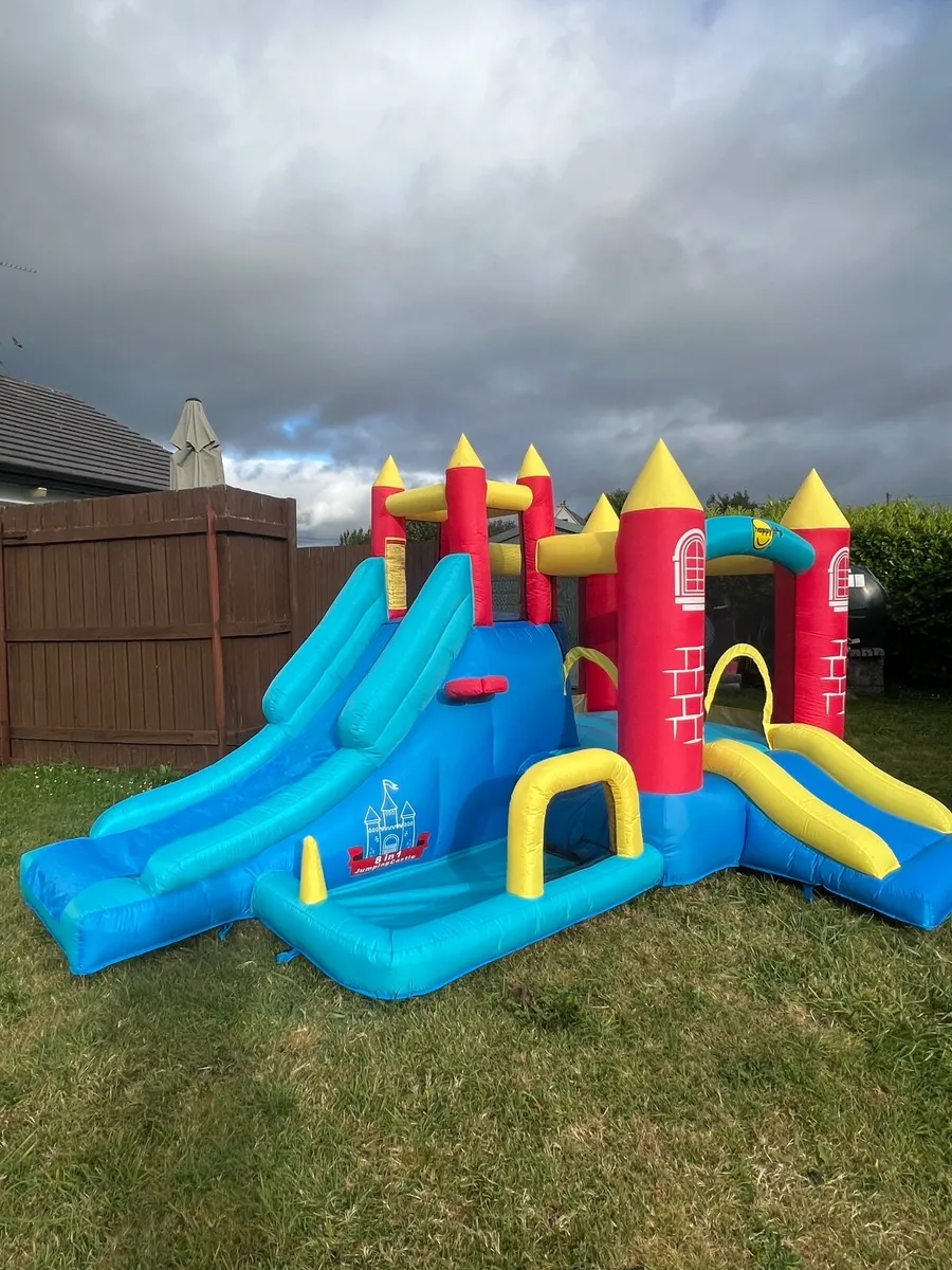 Bouncy castle - Image 1