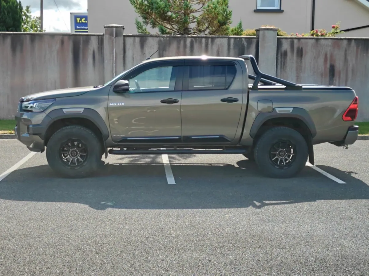 Toyota Hilux 2021 - Image 2