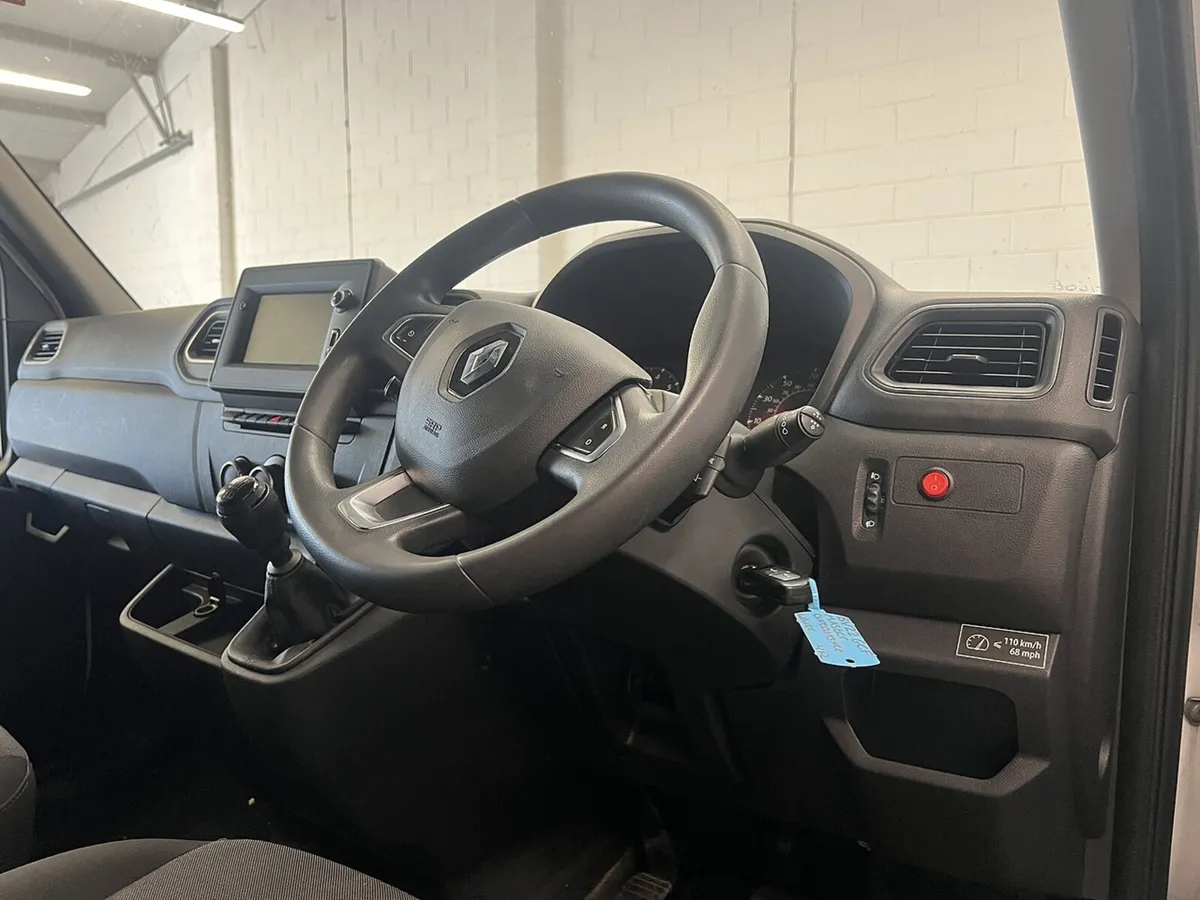 2022 Renault Master CurtainSider Van - Image 4