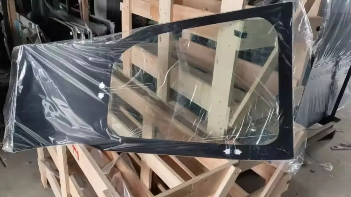 TOYOTA VOXY  REAR WINDOW GLASS FOR TAXI - Image 4