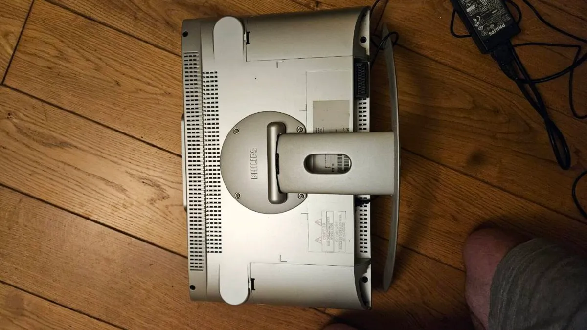 Philips 15PF9936/12 15" LCD TV - Y2K Retro Style, - Image 3