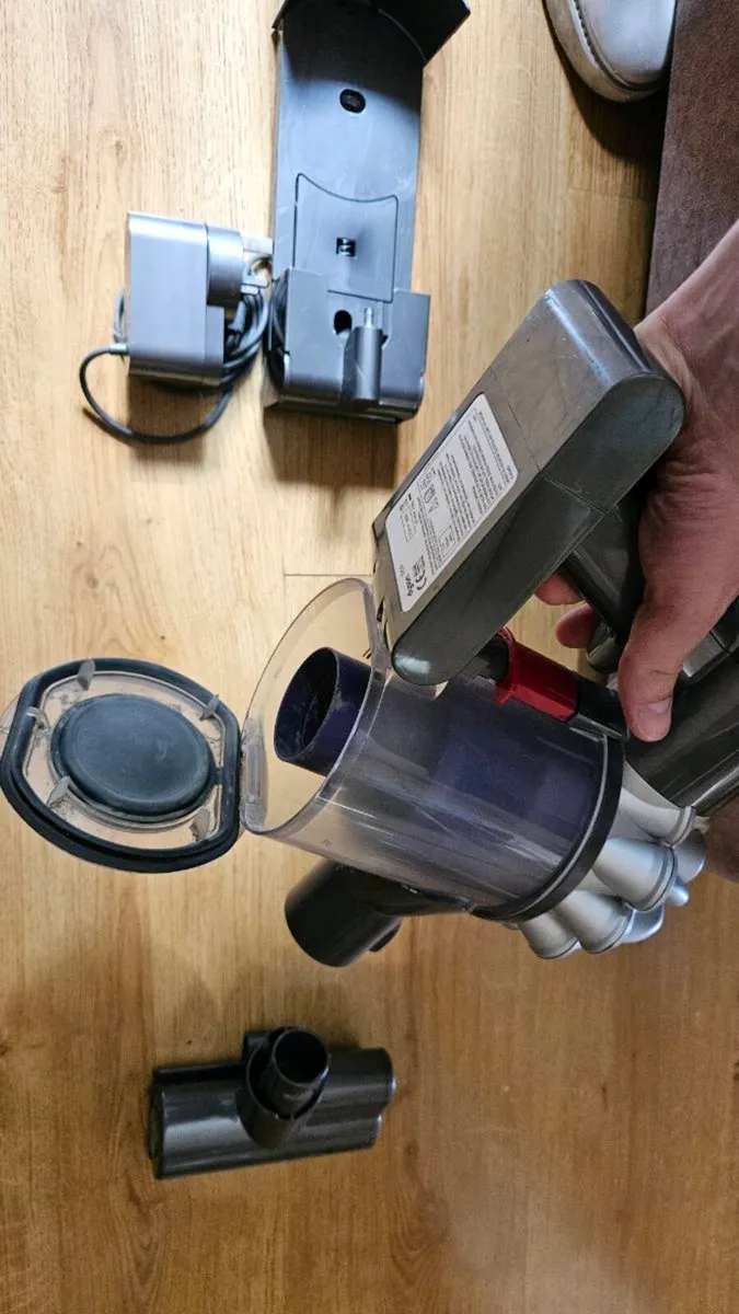 Dyson V6 (DC56) Handheld Hoover - New battery requ - Image 4