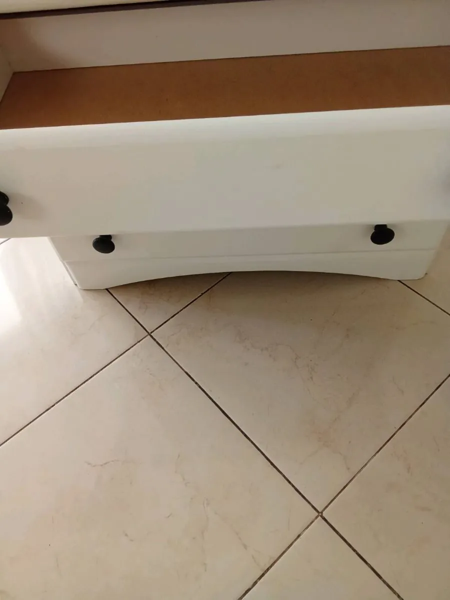 Chest of drawers - Image 1