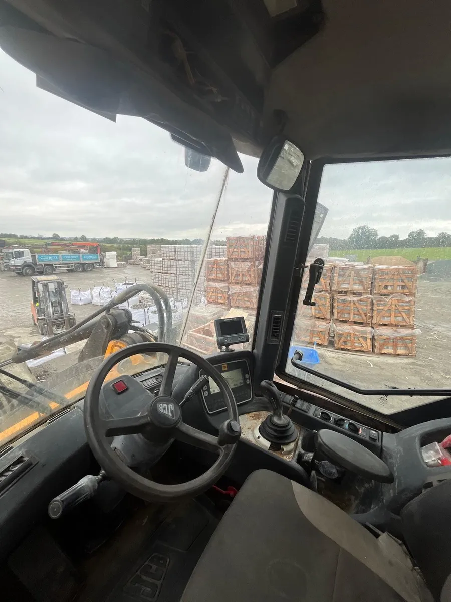 JCB 411 loader - Image 2