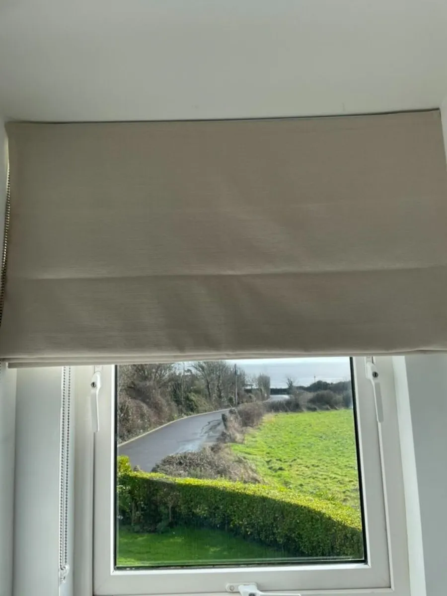 Roman Blinds x 2 - Image 2