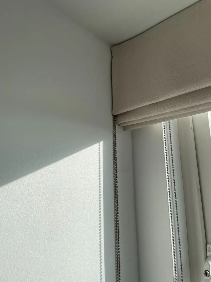 Roman Blinds x 2 - Image 4